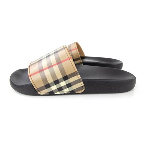 burberry check slides beige.